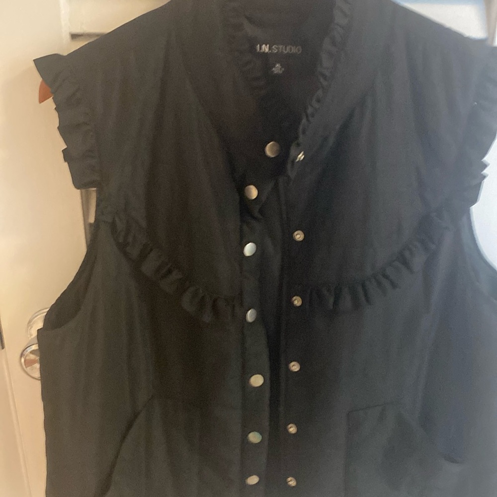 I N STUDIO CL BLACK VEST WITH RUFFLES